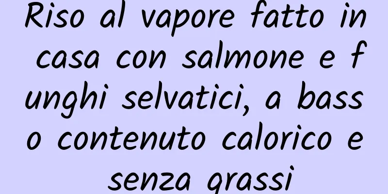 Riso al vapore fatto in casa con salmone e funghi selvatici, a basso contenuto calorico e senza grassi