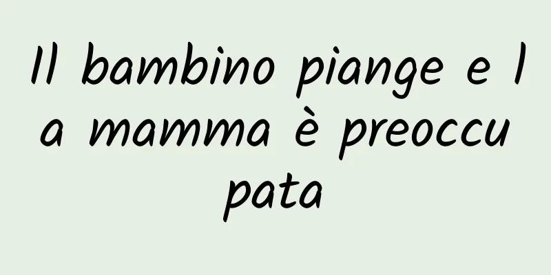 Il bambino piange e la mamma è preoccupata