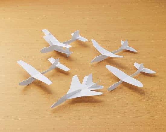 Volare! Il mio aeroplanino di carta!! - Una recensione approfondita della commovente storia di volo e crescita